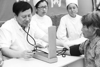 “既要治病,更要帮村民防病”