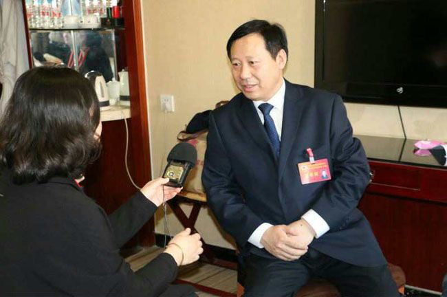 新当选的十三届市政协常委孟凡珍在会议驻地接受媒体采访