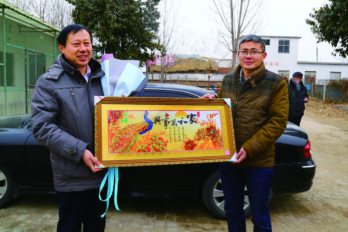 枣庄残障孩子制作手工画感谢好心乡医 这幅画，一定要送给孟伯伯