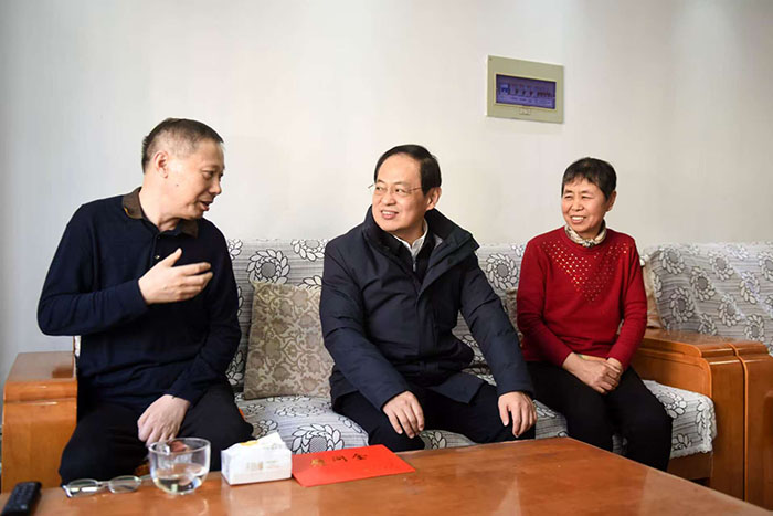 2025年春节慰问—市委副书记代市长张海波看望慰问孟凡珍劳模
