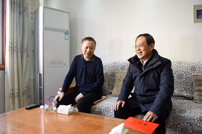 2025年春节慰问—市委副书记代市长张海波看望慰问孟凡珍劳模